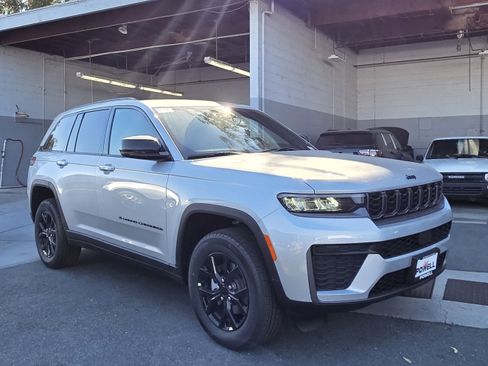 New 2026 Jeep Grand Cherokee Altitude image 6