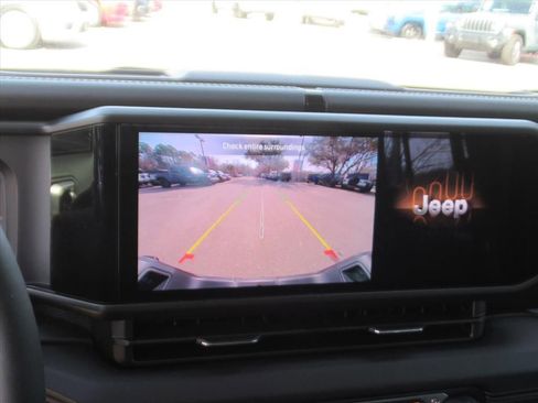 Used 2025 Jeep Gladiator Sport image 27