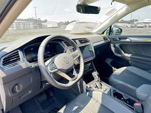 Used 2024 Volkswagen Tiguan SE FWD image 9