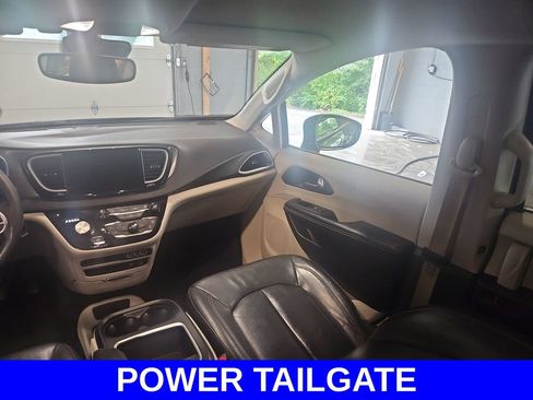 Used 2022 Chrysler Pacifica Touring-L FWD image 11
