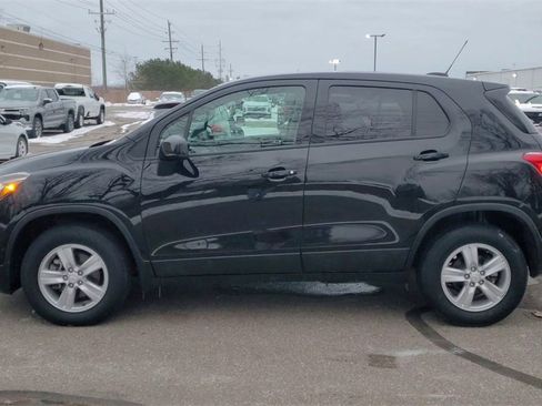 Used 2022 Chevrolet Trax LS w/ Tint and Cruise Package image 5