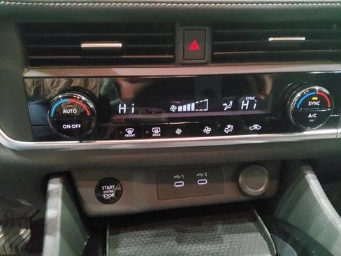 Used 2024 Nissan Rogue SV image 39