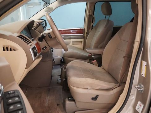 Used 2009 Chrysler Town & Country Touring FWD image 4