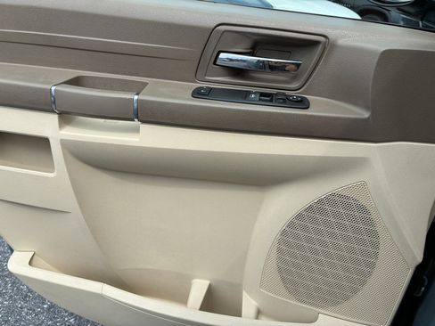 Used 2008 Chrysler Town & Country LX FWD image 11