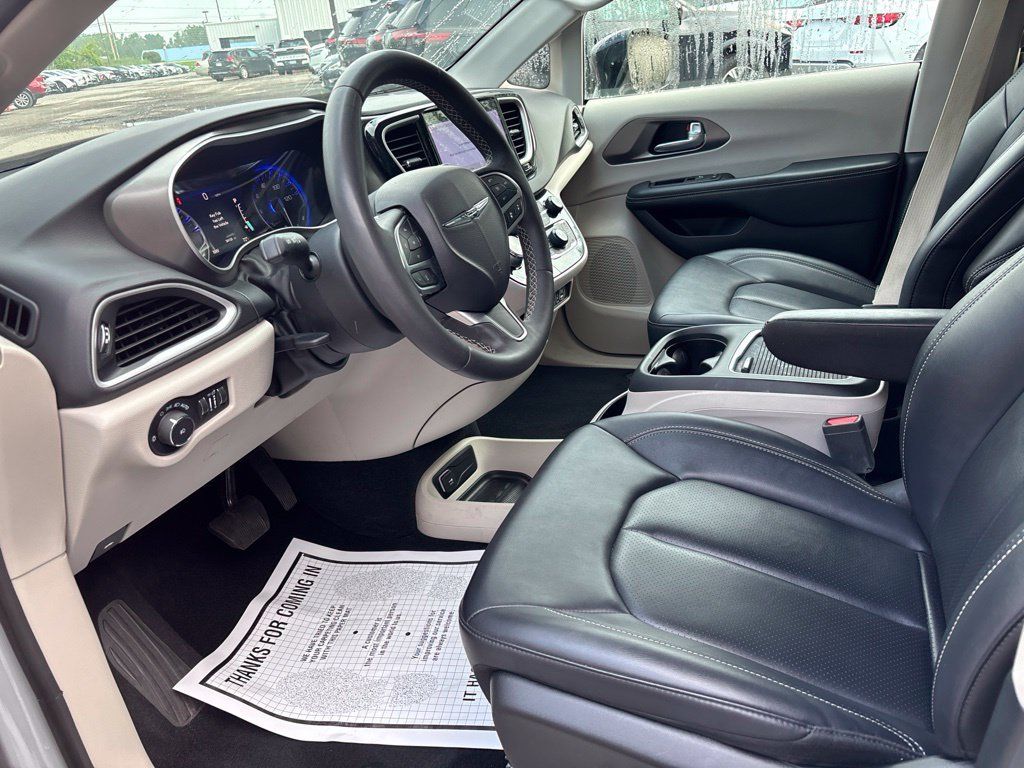Used 2024 Chrysler Pacifica Touring-L FWD image 9