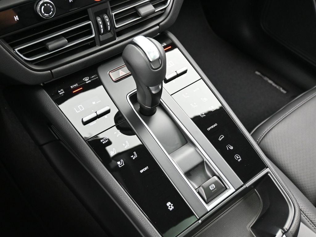 Certified 2026 Porsche Macan AWD/4WD image 21