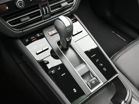 Certified 2026 Porsche Macan AWD/4WD image 21