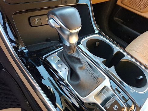 Used 2024 Kia Carnival EX image 15