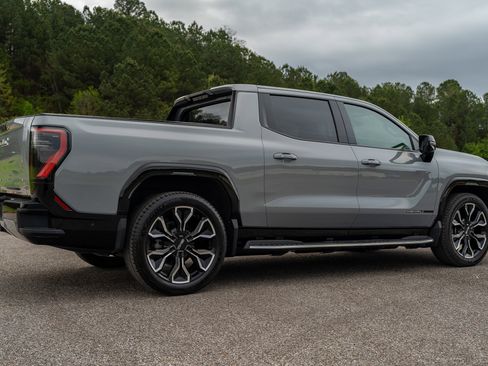 Used 2024 GMC Sierra EV Denali image 12