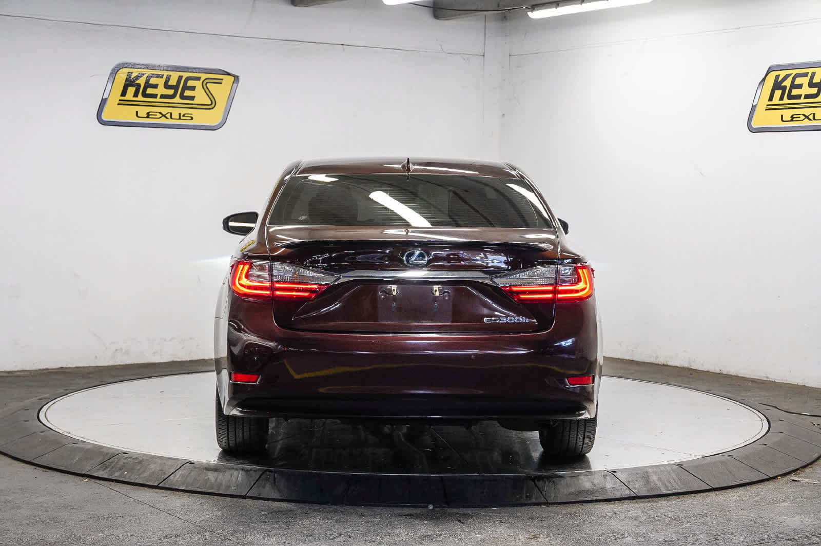 Used 2017 Lexus ES 300h w/ Navigation System Package FWD image 3