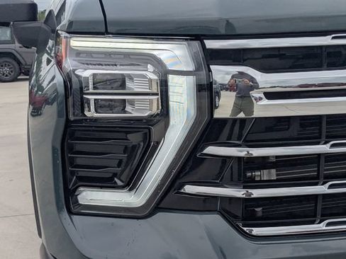 Used 2025 Chevrolet Silverado 2500 LTZ w/ LTZ Convenience Package AWD/4WD image 9