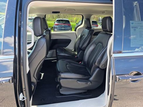 Used 2023 Chrysler Pacifica Touring-L FWD image 18