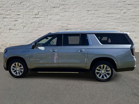 Used 2025 Chevrolet Suburban Premier RWD image 8