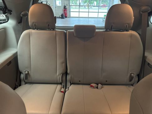 Used 2011 Toyota Sienna XLE AWD/4WD image 27