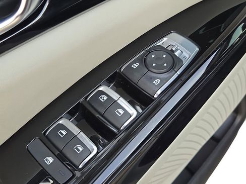 Certified 2024 Kia Carnival EX image 17