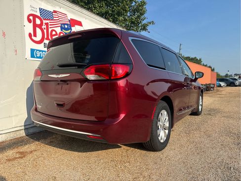 Used 2018 Chrysler Pacifica Touring-L FWD image 3