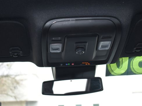 Used 2025 Chevrolet Suburban Z71 image 29