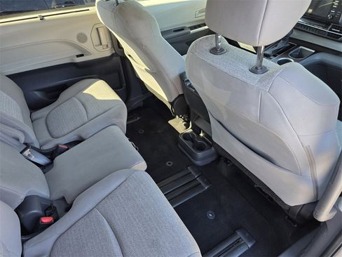 Used 2022 Toyota Sienna LE image 30