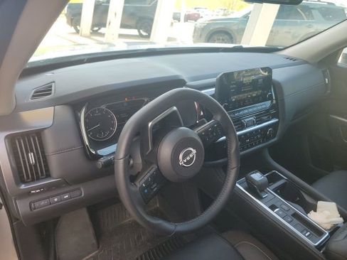 Used 2025 Nissan Pathfinder SL image 10