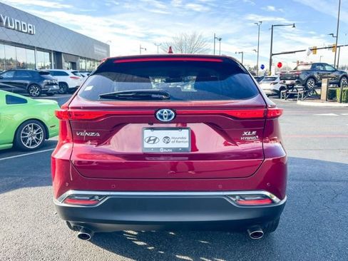 Used 2021 Toyota Venza XLE image 9