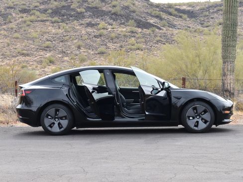 Used 2022 Tesla Model 3 Standard Range image 10