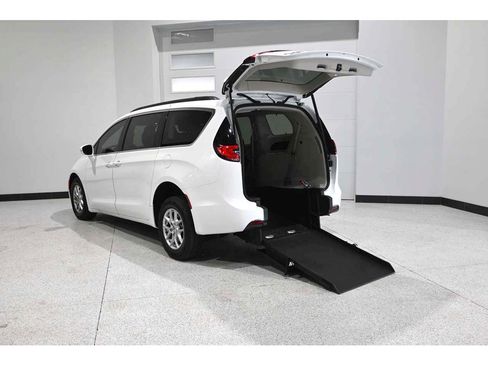 Used 2022 Chrysler Pacifica Touring-L FWD image 2