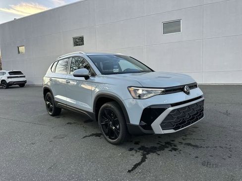 Certified 2025 Volkswagen Taos SE image 7