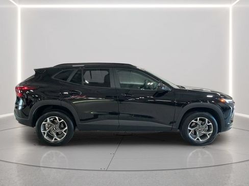 Used 2025 Chevrolet Trax LT w/ LT Convenience Package FWD image 7