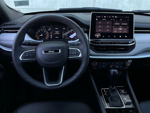 Used 2025 Jeep Compass Limited image 14