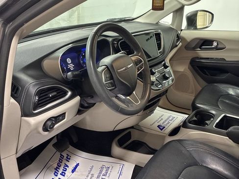 Used 2022 Chrysler Pacifica Touring-L FWD image 12