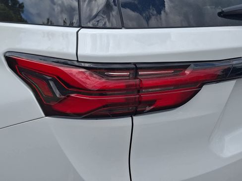 Used 2023 Chevrolet Traverse LT w/ LT Premium Package AWD/4WD image 11