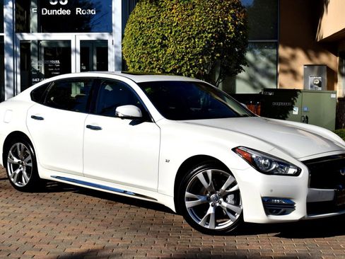 Used 2017 INFINITI Q70 L 3.7 w/ Deluxe Touring Package image 3