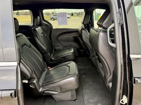 Used 2025 Chrysler Pacifica Select image 20
