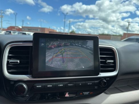 Used 2023 Hyundai Venue SEL image 23