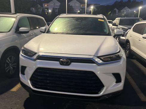 Certified 2024 Toyota Grand Highlander XLE image 4