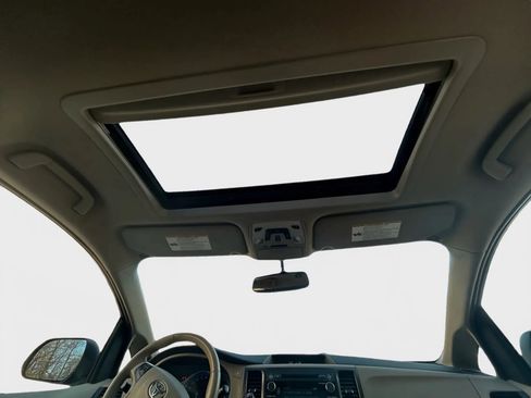 Used 2013 Toyota Sienna XLE image 15