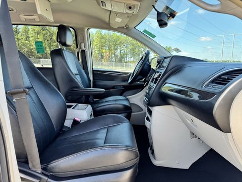 Used 2015 Chrysler Town & Country Touring w/ Driver Convenience Group image 13