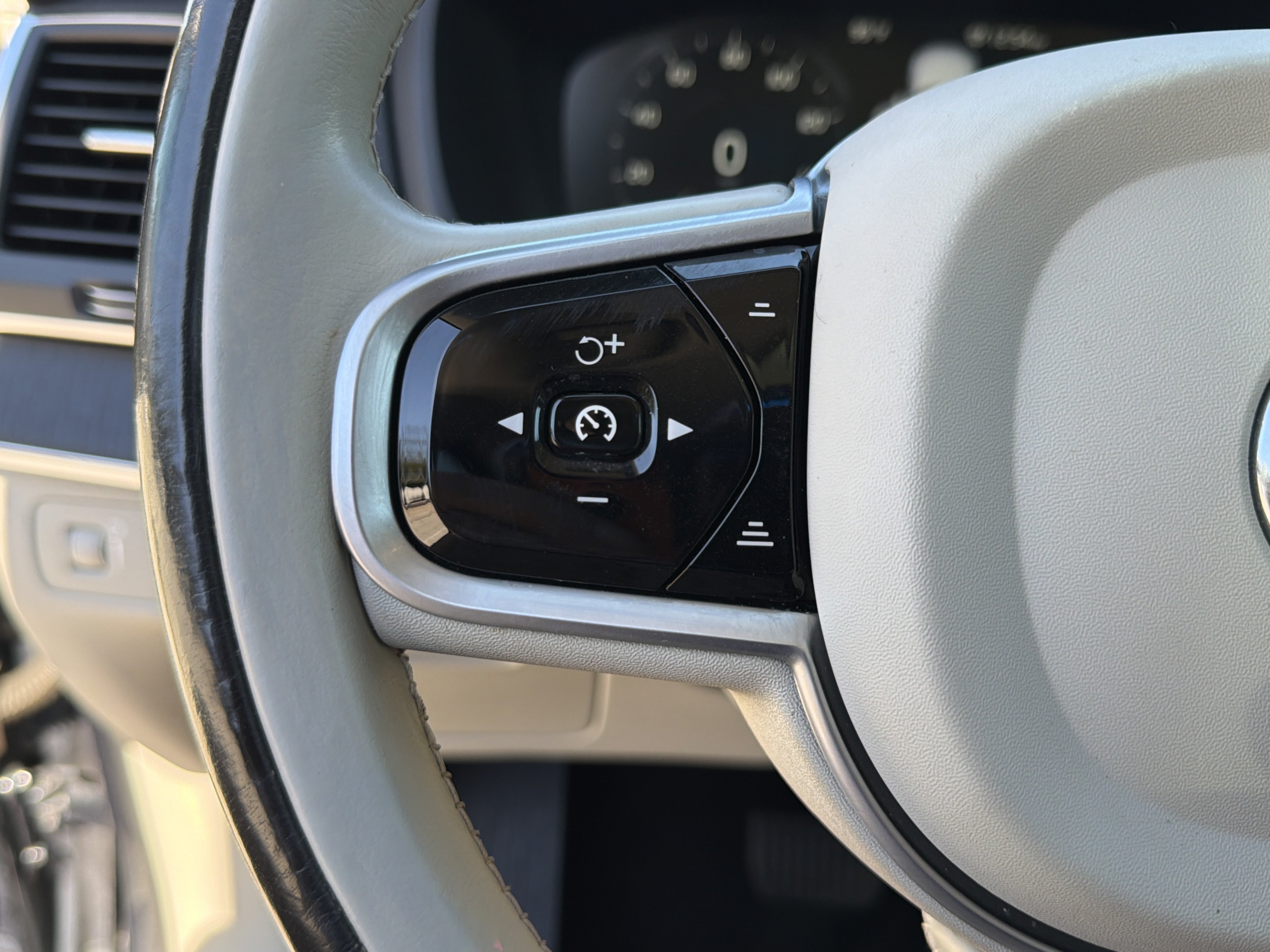 Used 2020 Volvo XC90 T6 Momentum AWD/4WD image 21