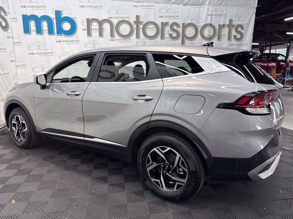 Used 2024 Kia Sportage LX AWD/4WD image 3