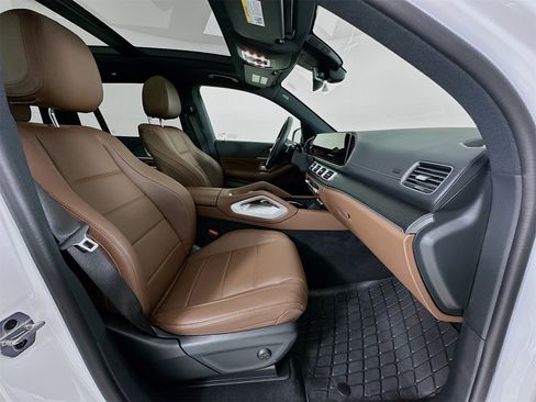 Used 2026 Mercedes-Benz GLS 450 4MATIC image 32