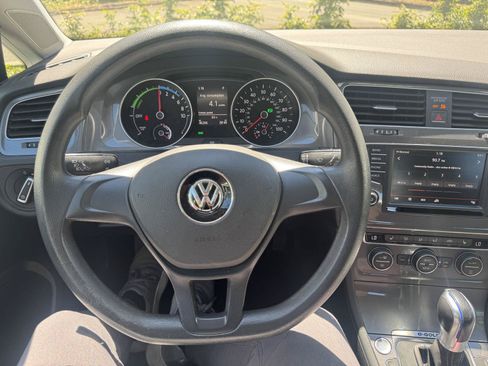 Used 2016 Volkswagen e-Golf SE FWD image 11