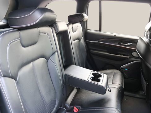 Used 2022 Jeep Grand Cherokee Overland w/ Luxury Tech Group IV RWD image 18