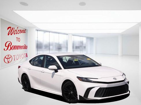Used 2025 Toyota Camry SE FWD image 2