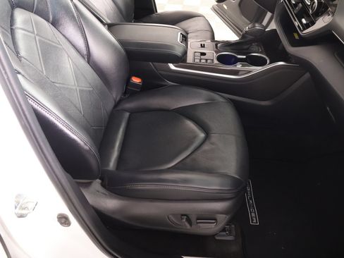 Used 2023 Toyota Highlander Platinum FWD image 14