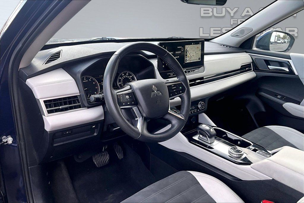 Used 2025 Mitsubishi Outlander SE AWD/4WD image 14