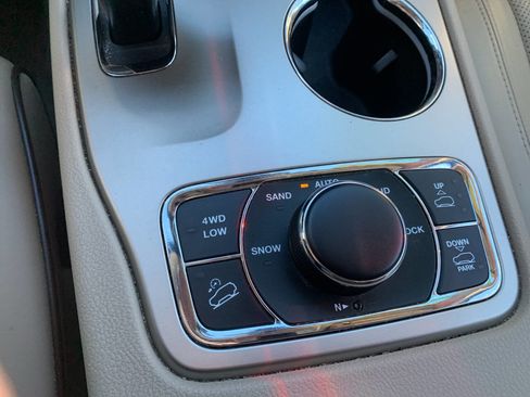 Used 2014 Jeep Grand Cherokee Overland image 22