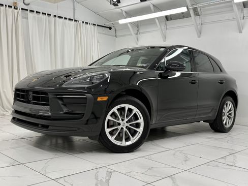 Certified 2023 Porsche Macan image 6