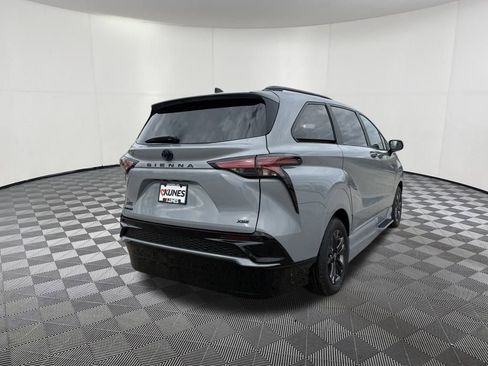 Used 2025 Toyota Sienna XSE image 3