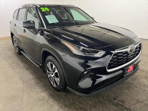 Certified 2024 Toyota Highlander XLE image 1
