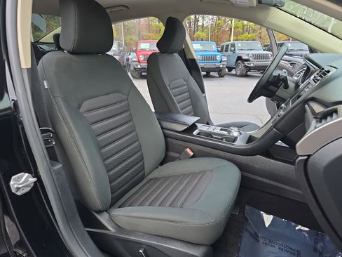 Used 2017 Ford Fusion SE w/ Fusion SE Technology Package image 10